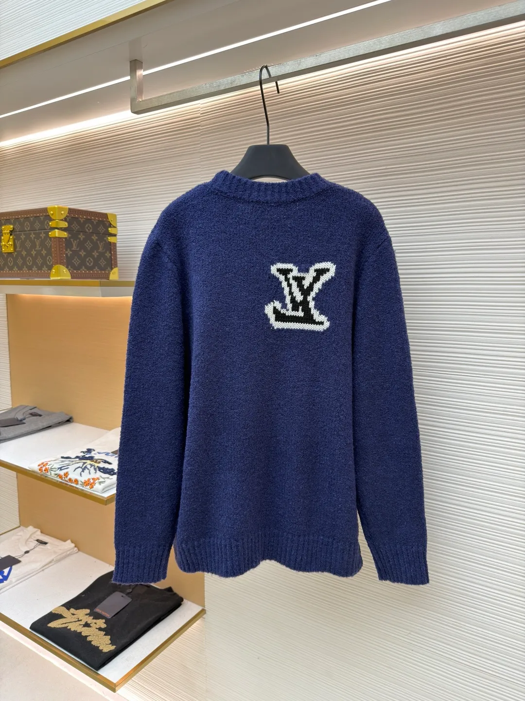 LOUIS VUITTON double-sided intarsia sweater ●Item number: 1681844-A85 ●Material: wool blended fabric ●Technology: knitted intarsia production ●Version: fitted version ●Weight: about 670 grams ●Size: S-M-L-XL ●Description: Made of custom-woven and dyed sheep wool 65% cotton %20 Spandex 15%. The special washing process is very soft and skin-friendly. It has 7 knitting workers. The thickness of each stitch of the inlay on the clothing logo is consistent with ZP. The back logo is mirror inlay. This crew-neck sweater is made of a blend of sheep wool and yak hair, and uses thick yarn to create a comfortable texture. The contrasting LV logo is integrated into the knitted fabric, and the mirror-effect logo is cleverly displayed on the rear. The casual and elegant design makes it easy to style your weekend look. The overall wiring is straight and delicate, the fabric is comfortable and soft, and the color is consistent without color difference. It can be matched with the same style to create a fashionable look and control various occasions. Customized accessories, complete with three standards, same style for men and women!